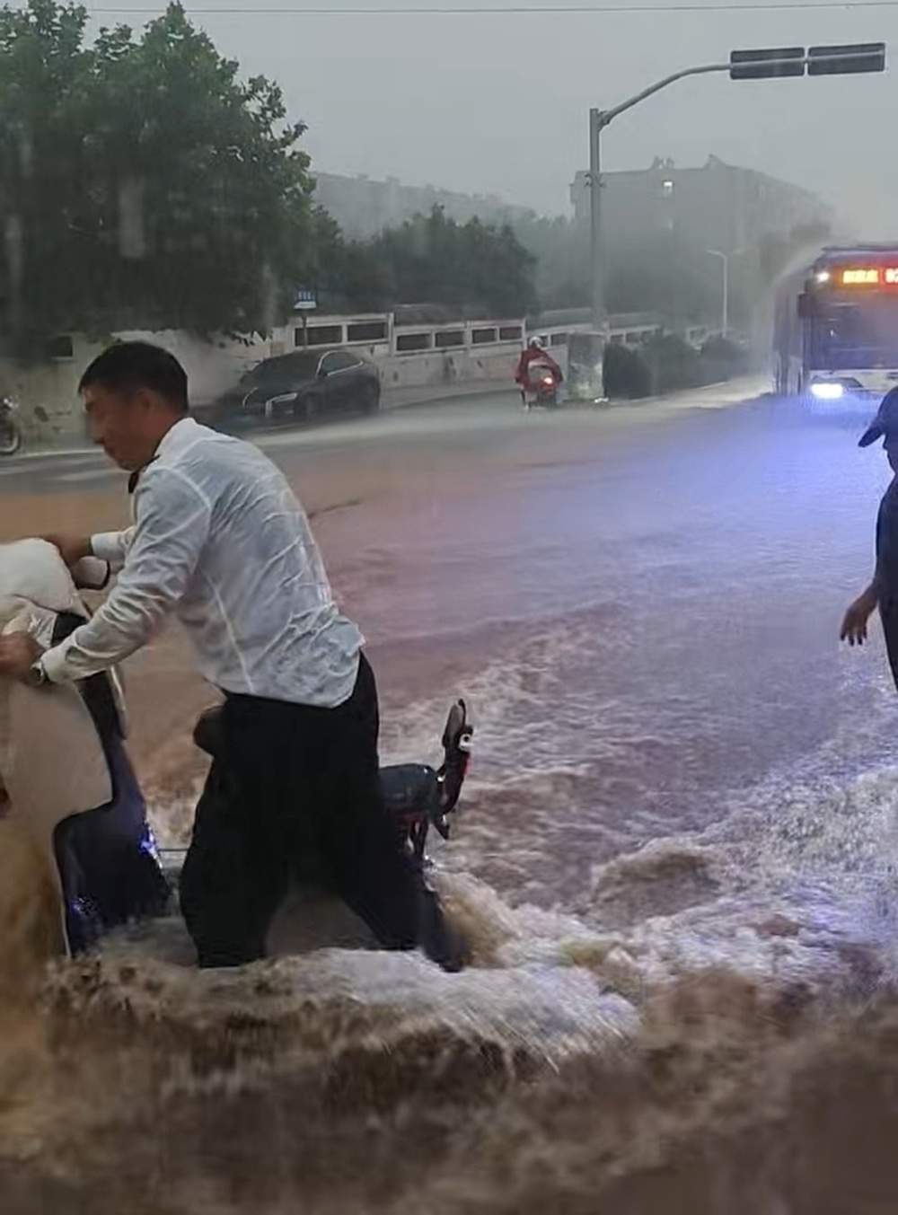 济南：暴雨天女子骑车带孩子摔倒，热心司机冒雨救助被困市民