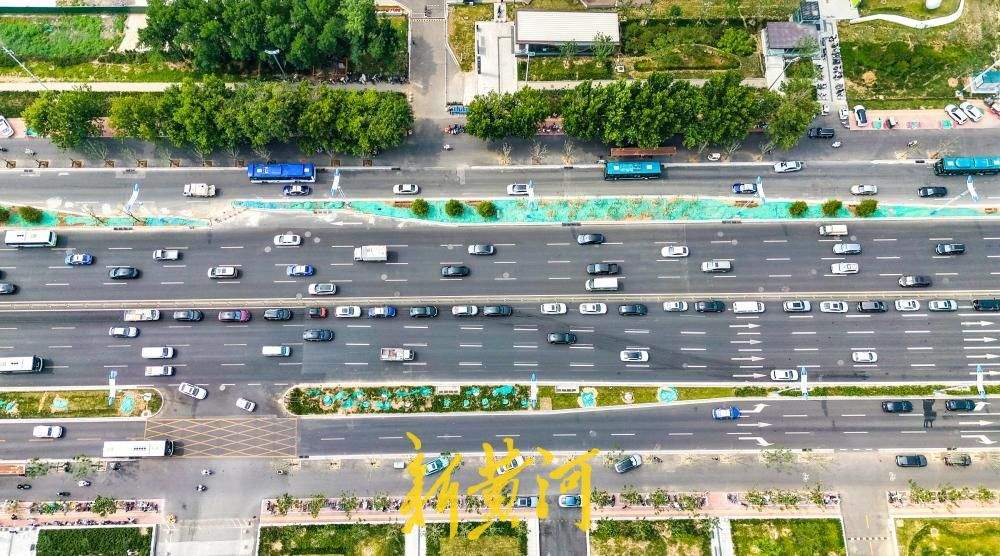 济南经十路这一段道路恢复见成效：全新隔离带与斜向斑马线亮相