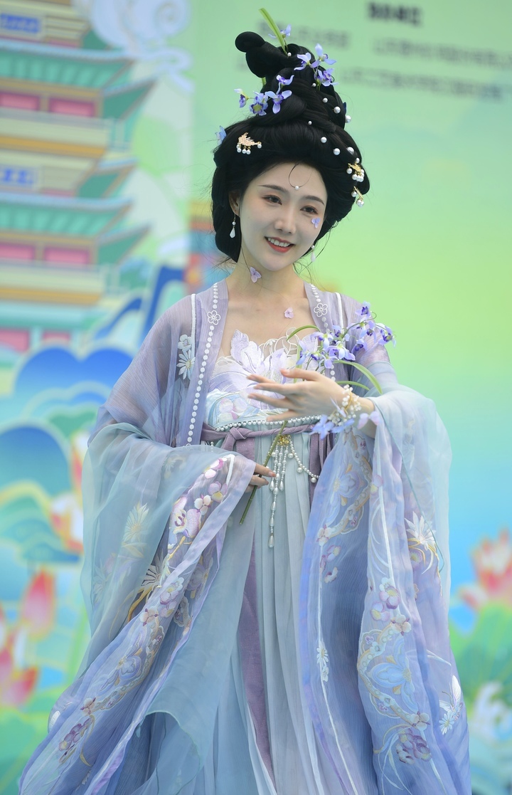 泉在济南过五一千年泉城邂逅汉服花朝十二花神亮相大明湖畔探春寻芳