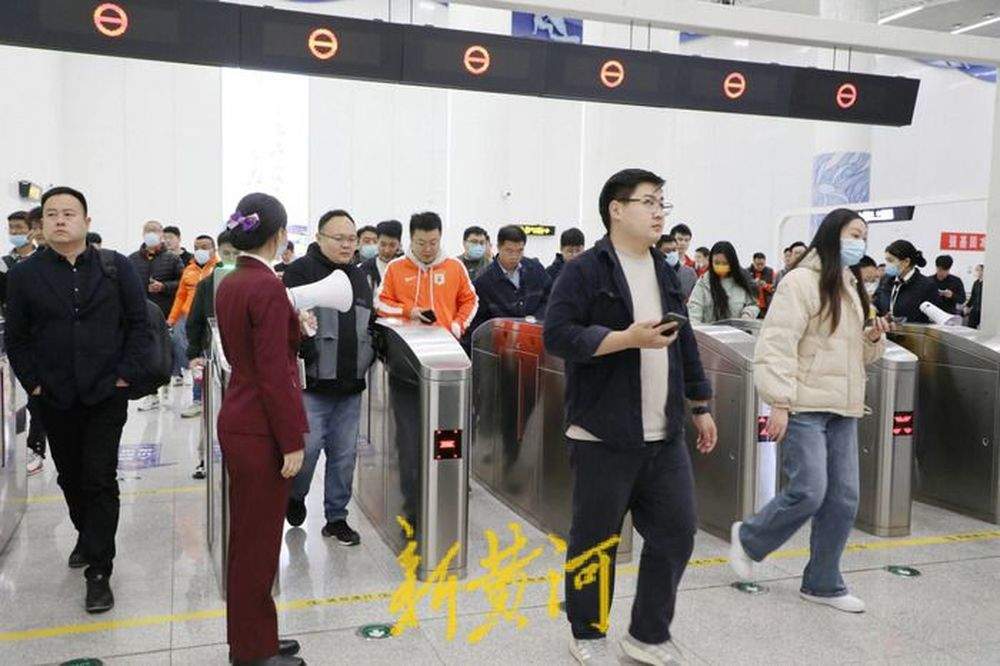 观中超联赛，乘坐济南地铁3号线直达