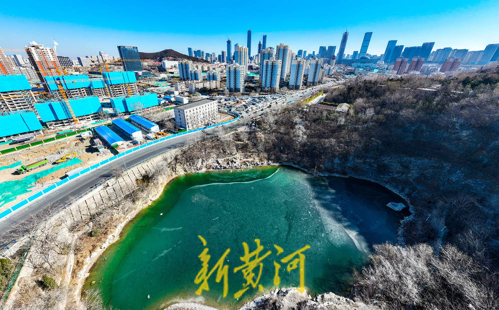 山体镶碧玉 济南中央商务区唯一名泉结冰