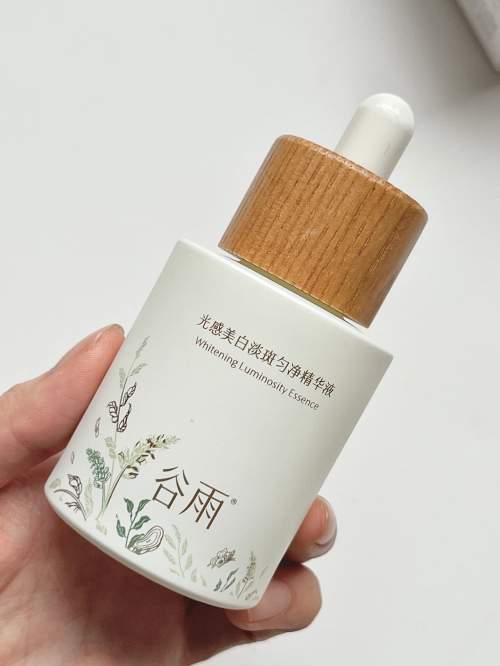 抑黑修护保湿三重协同：2025秋冬淡斑精华终极指南