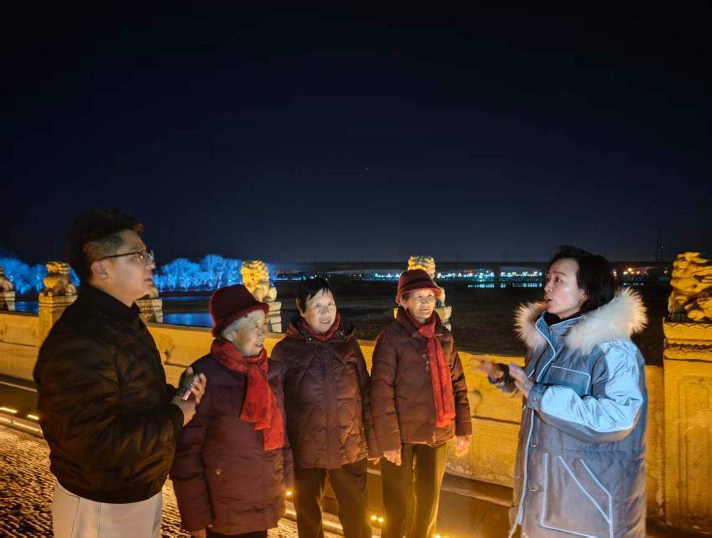 临沂小伙一家受邀夜游宛平城：母亲满足的笑容比任何光影都要亮