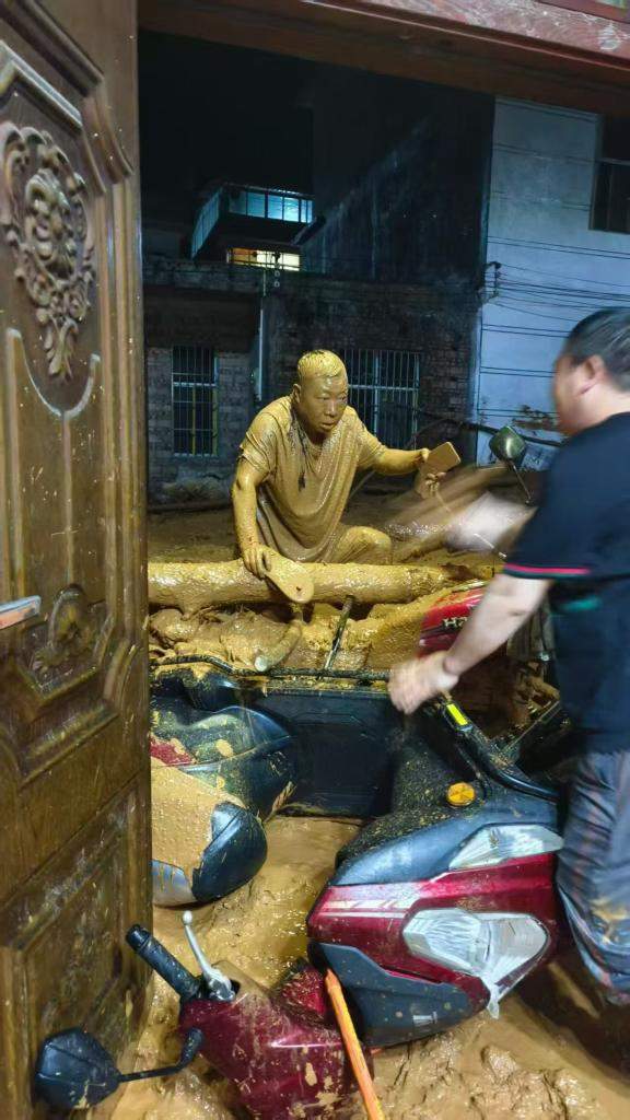 云南一村干部从泥石流中死里逃生 带伤疏散全村60人