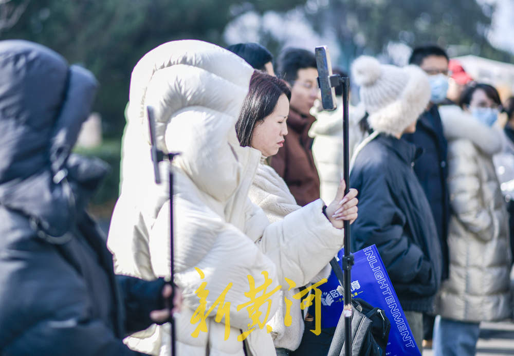 艺考大幕拉开 济南考点外自媒体直播吸引生源