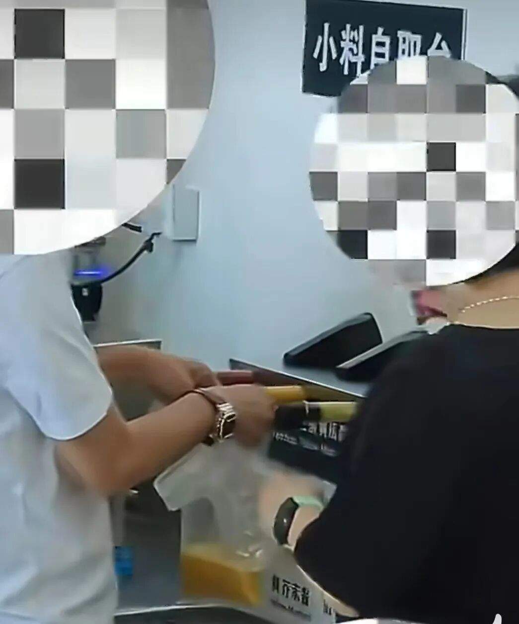 顾客在山姆装了3大袋免费酱料，客服回应