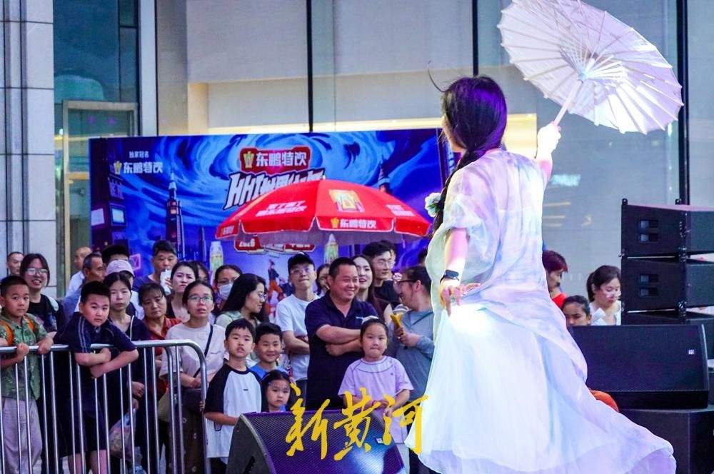 青春不止步，济南商圈上演毕业舞会燃动仲夏之夜