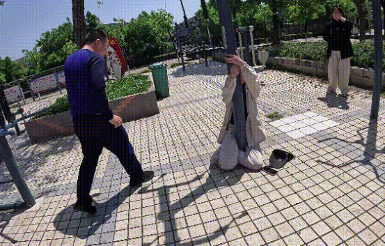 “山顶牌楼做引体向上”走红 紧急提醒：千万别尝试