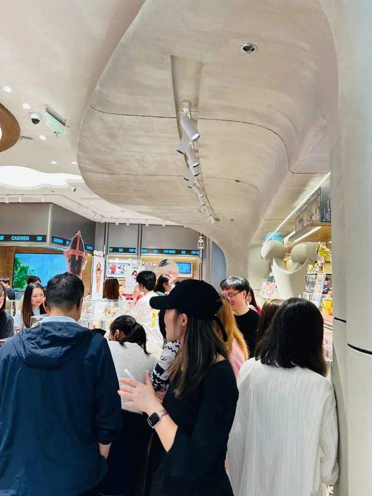 Labubu样品“痛墙”成打卡地标!开业4天已被挤爆