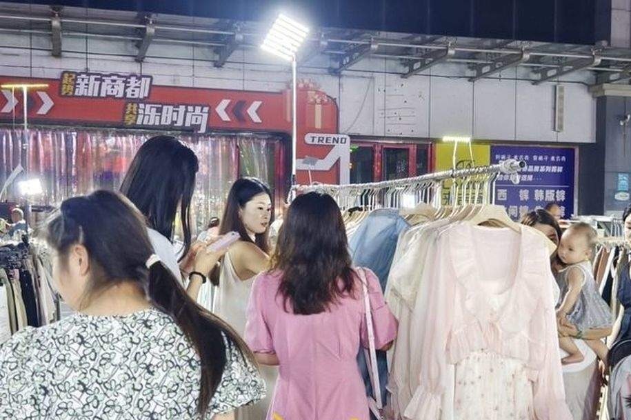 济南首个大型服装夜市泺口星愿集市迁新址焕发“新光彩”