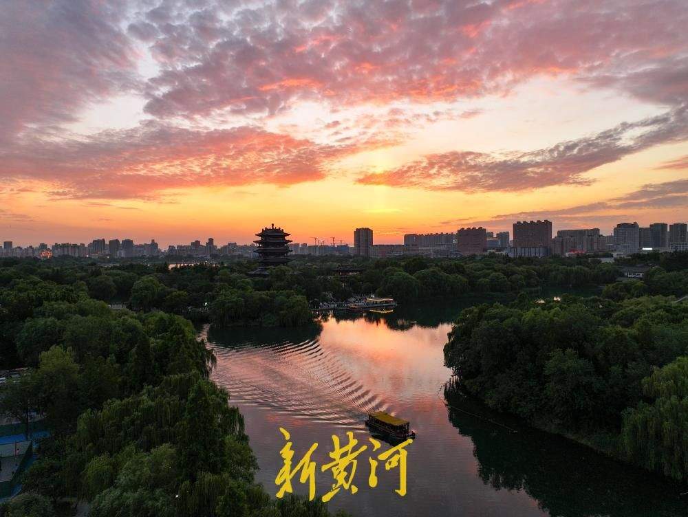 云烧天际千重火，湖纳黄昏万缕红