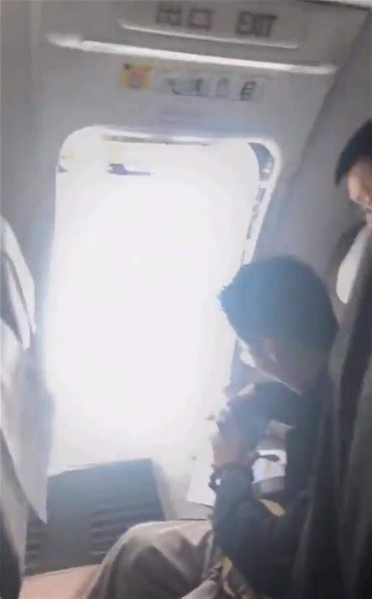 一乘客打开飞机安全出口，知情人：事发落地后，当事人已被警方带走