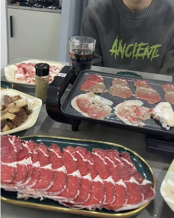 从“雪饼配牛奶”到“火锅+烤肉”  网友追更高中生出圈早餐