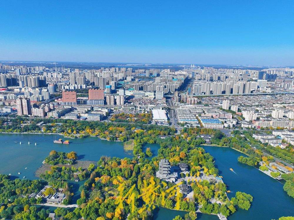 深秋冷风吹来“泉城蓝”，大明湖秋景一览无余