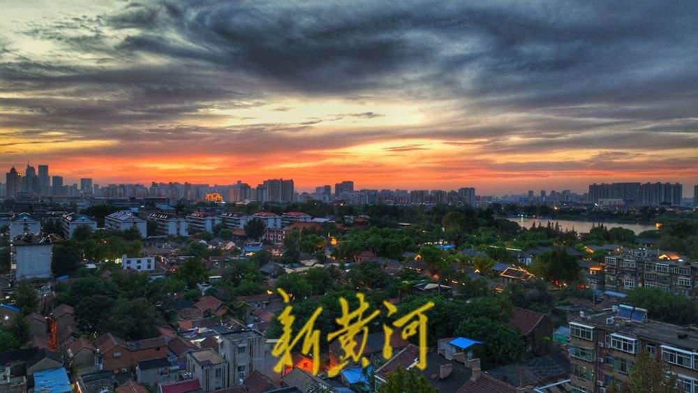 秋雨过后，大明湖畔晚霞与湖光交相辉映