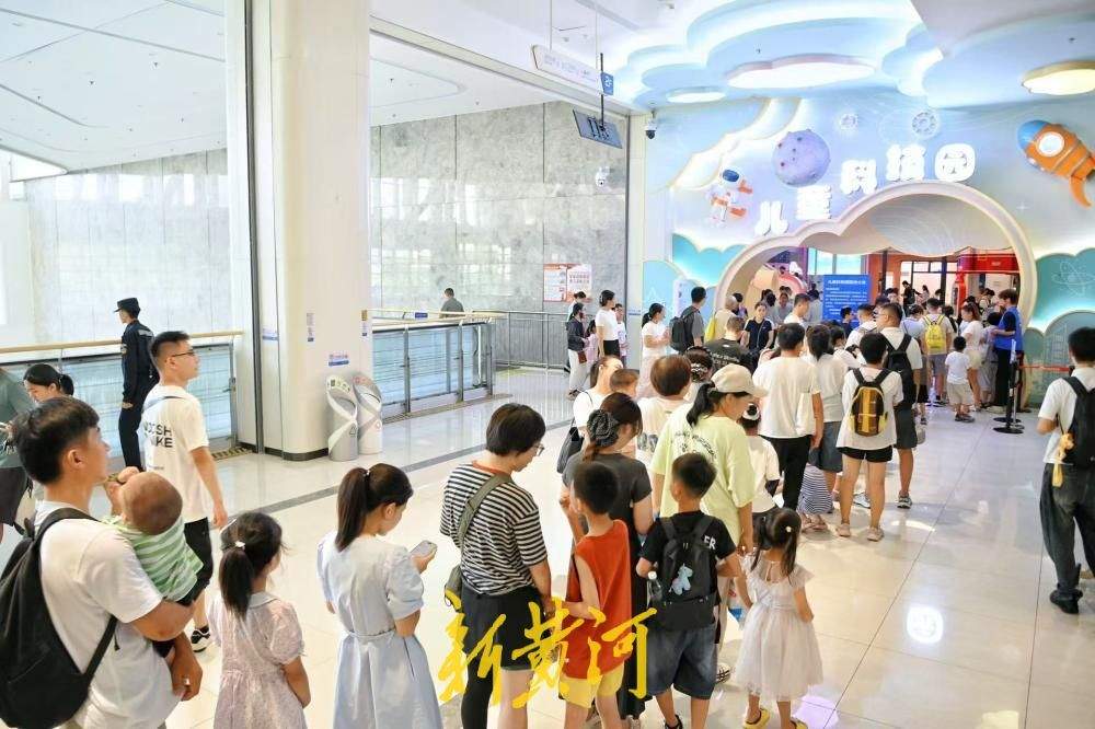 排队打卡热度不减，山东省科技馆儿童科技园暑期人气爆棚