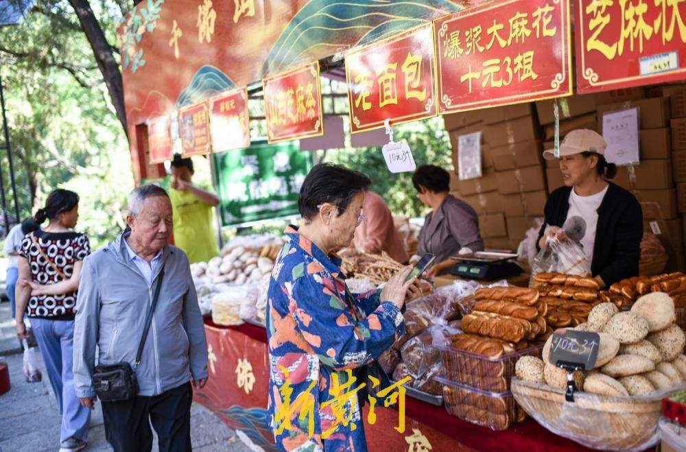 国庆市集开进千佛山登山主路，非遗文创风味小吃烟火气十足