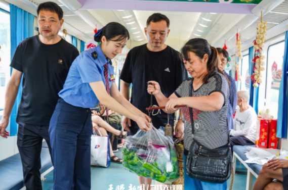 九十年，烽火散尽，烟火升腾，长征路在铁轨上延伸