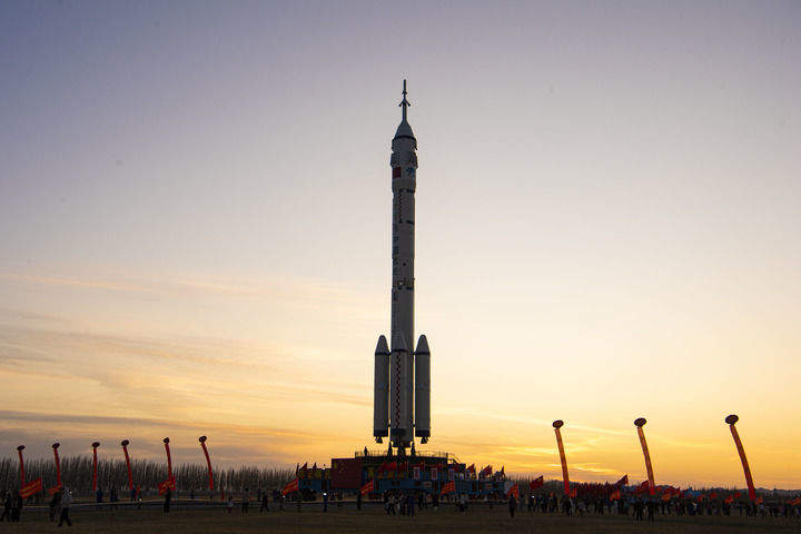 神舟二十号计划近日择机实施发射 船箭组合体转运至发射区