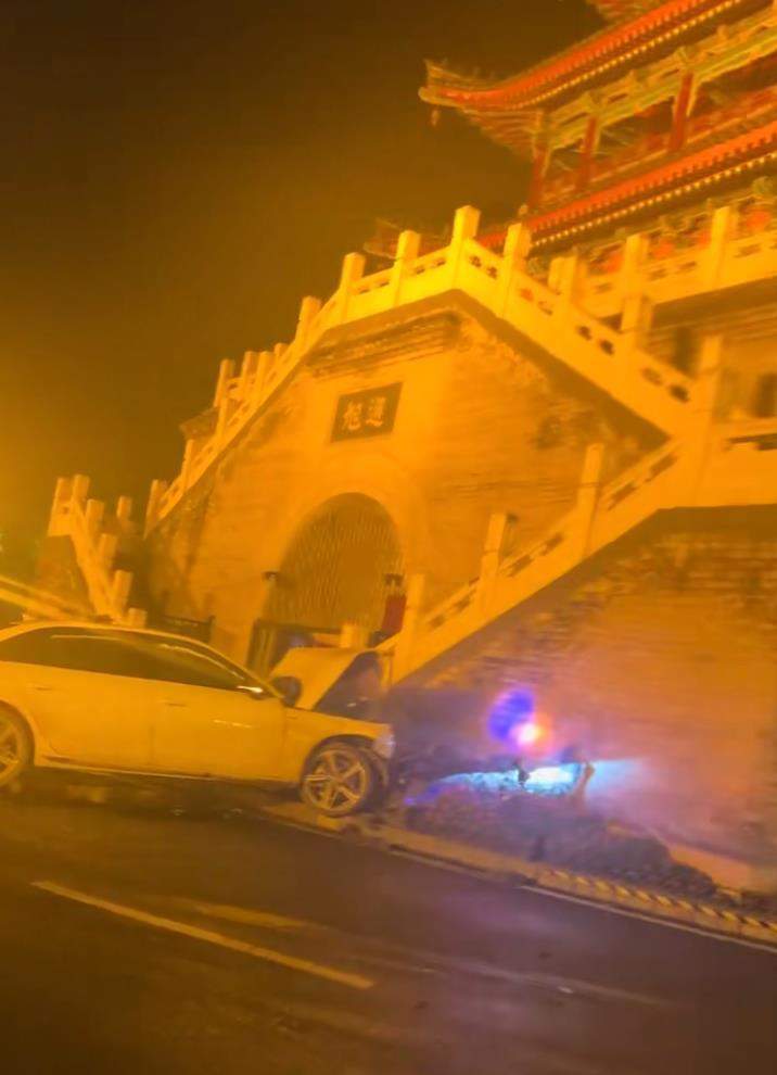 轿车凌晨撞上西安鄠邑钟楼基座,文管所称楼梯和下方墙面受损,交警:无伤亡,案件正在办理