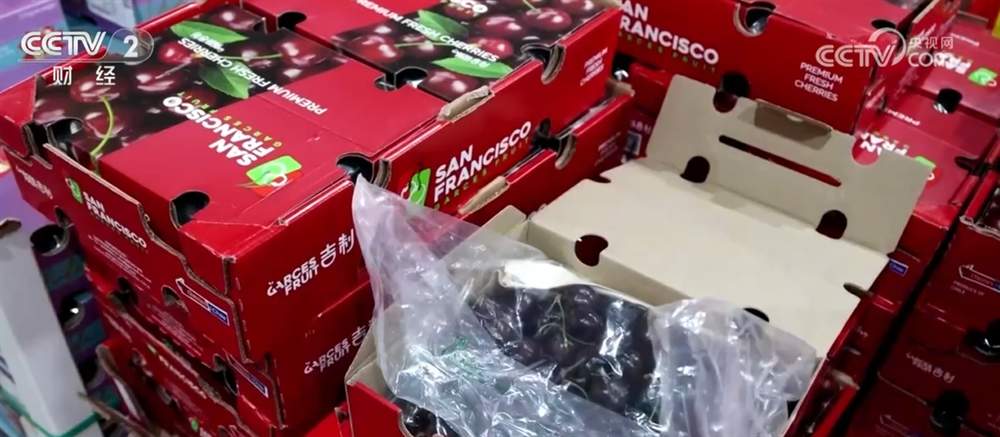 年货市场琳琅满目、供销两旺 消费掀“热”潮展现新年新气象