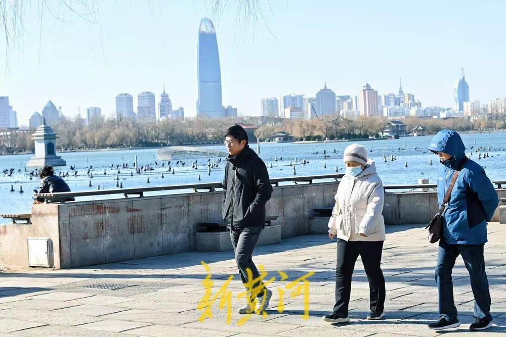 泉城“三九”寒潮来袭，市民游客游览大明湖热情不减