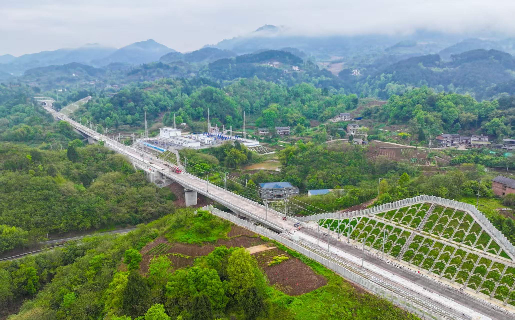 新渝万高铁正线56座隧道全部贯通