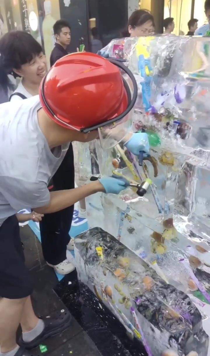 北方多地开展免费砸冰寻宝活动，市民砸开冰墙水果饮料冰淇淋免费拿