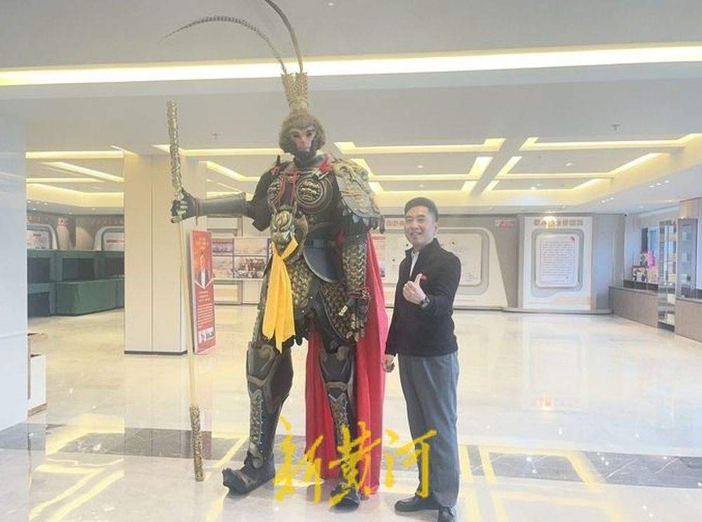 “黑神话悟空”风靡会场 济南五旬“机甲女王”带动村民增收致富