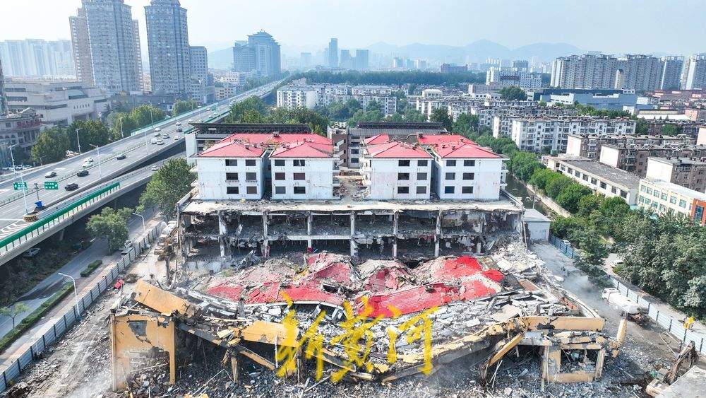 济南洪楼广场片区城市更新持续推进，全福河东最后一座居民楼开拆