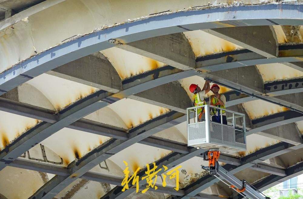 济南纬二路跨铁路天桥桥下加固施工快速推进 钢构骨架初露新颜