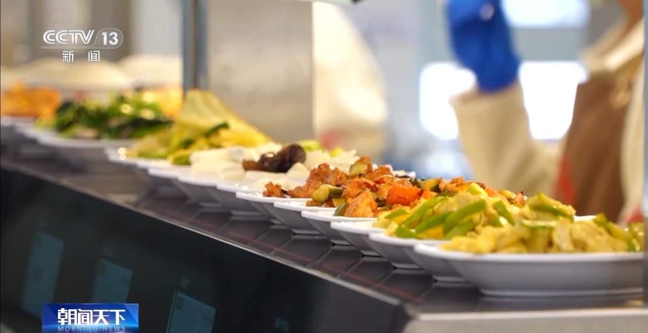 年夜饭预订火热 创意菜品、春节微度假成消费新潮