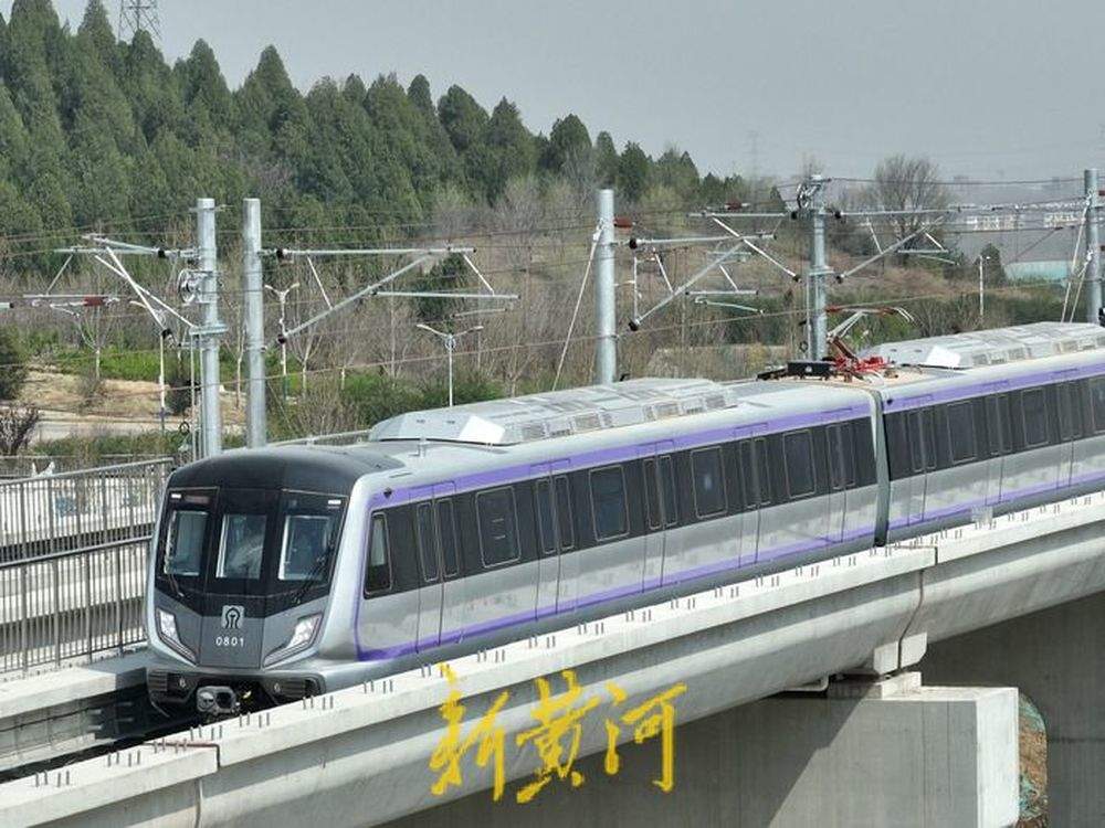 济南轨道交通8号线开始热滑，每节车厢都有充电口，最快速度100km/h
