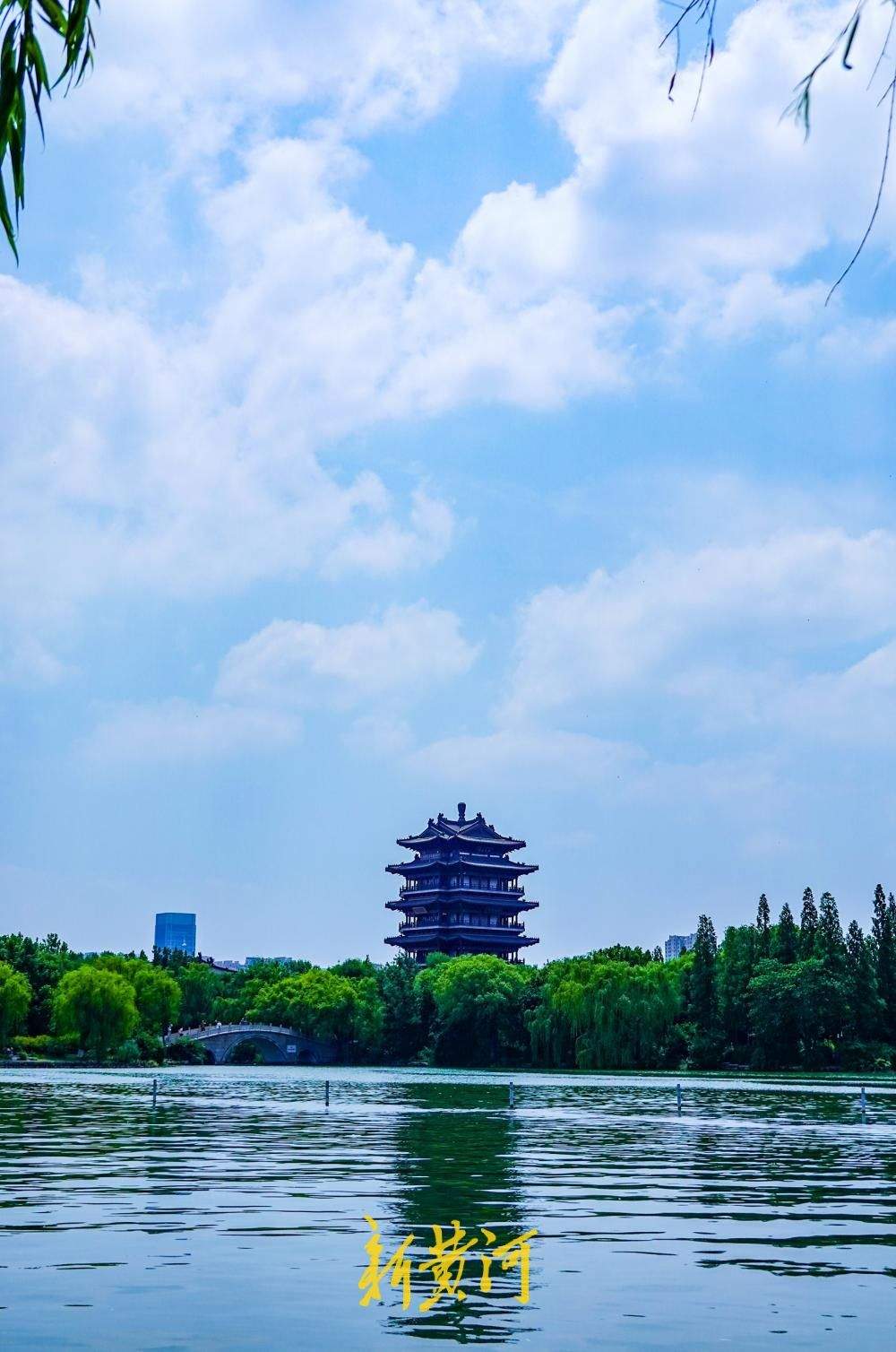泉城“高颜值”蓝天白云上线，晴热天气中透着“干爽”