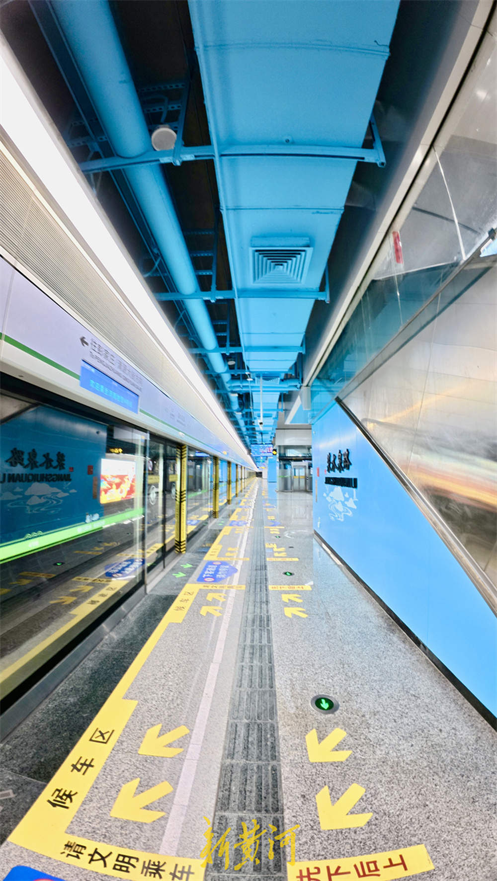 地铁站里涌动泉水蓝，诠释泉城地域文化