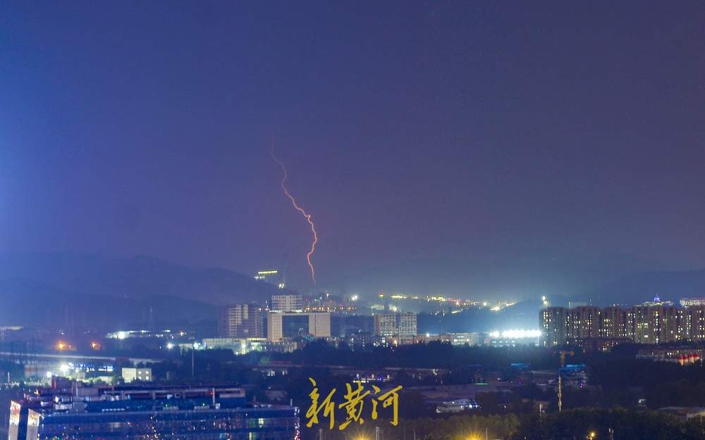 闪电当空劈下，震撼似科幻大片！昨晚的泉城夜空惊艳了