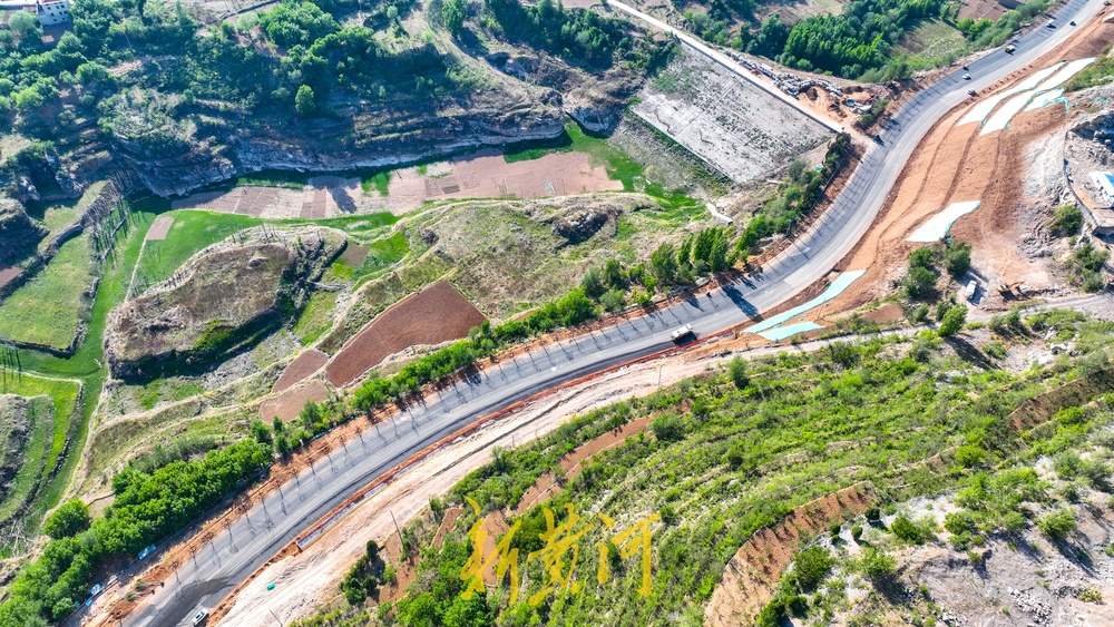 济南市区通往南山的乡村路露新貌，双向四车道串起沿线五村落