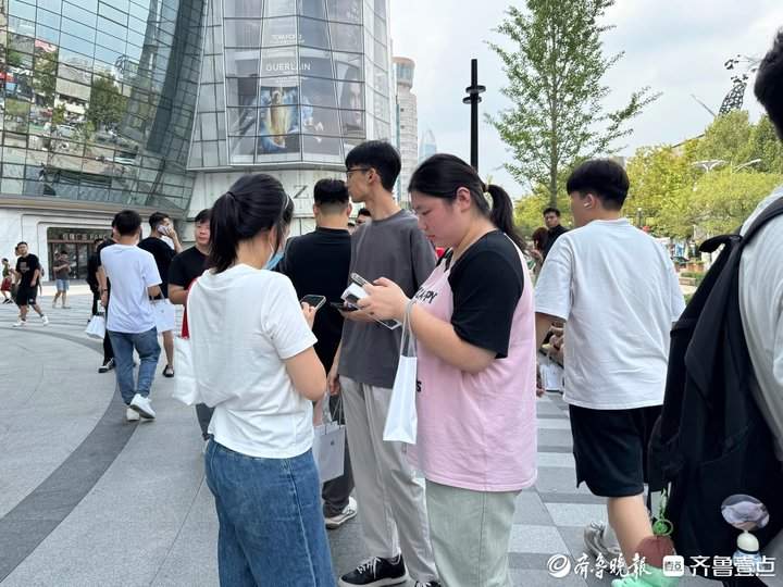 iPhone16系列正式发售首日，济南门店依旧排长队