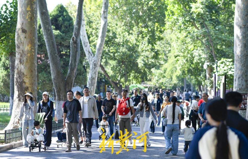 济南动物园成“遛娃胜地”，全家出游乐享亲子时光