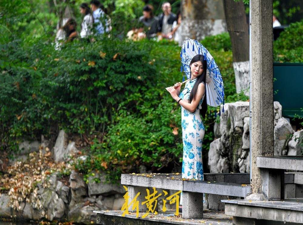 济南：趵突腾空迎佳节