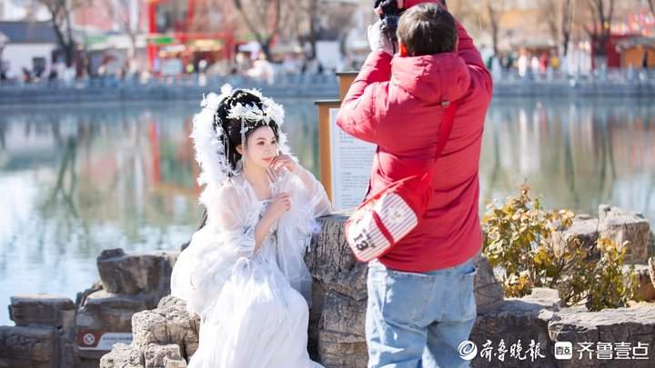 寒潮中的古风丽影：明府城中汉服女孩定格青春美好