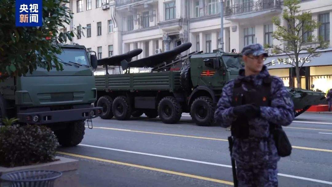 俄罗斯阅兵超1万名军事人员参加，武器装备最新曝光
