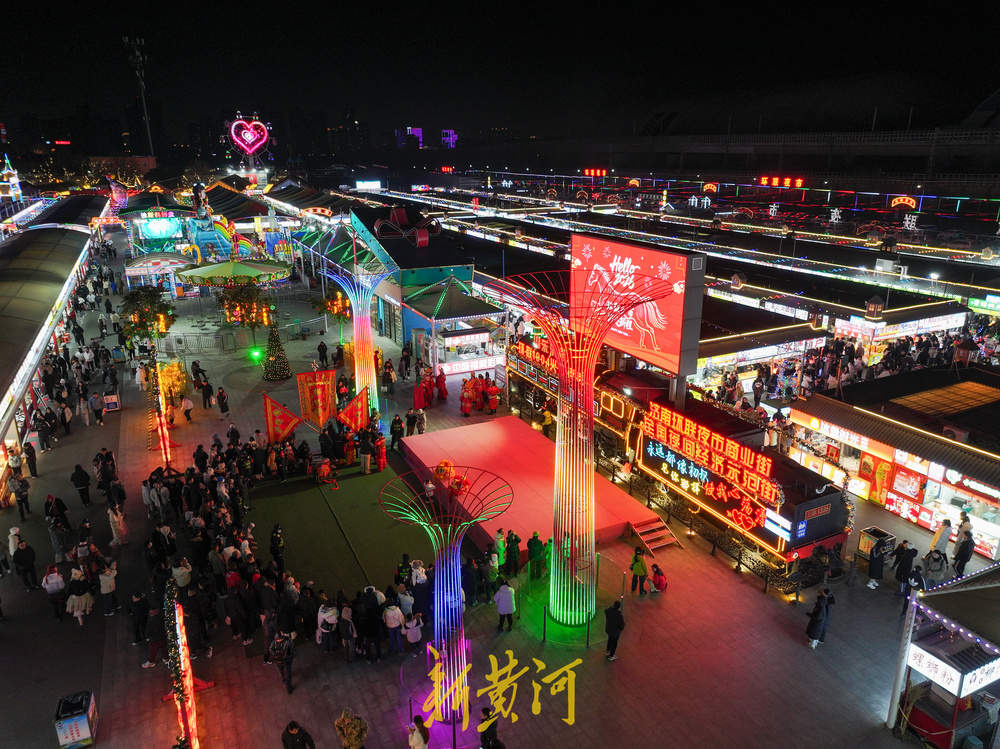 “财神”夜游送福 烟火环联喜开年