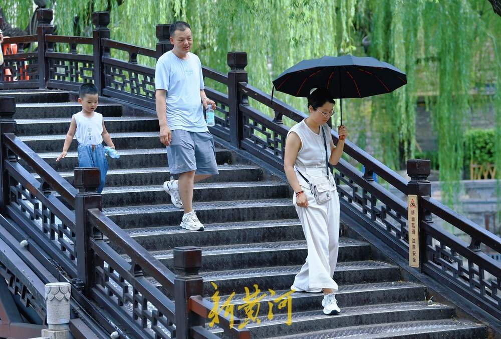 济南高温不停歇，游客泉畔觅清凉