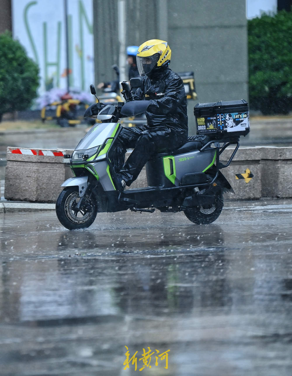 泉城大雨来袭 雨中外卖小哥奔波送餐