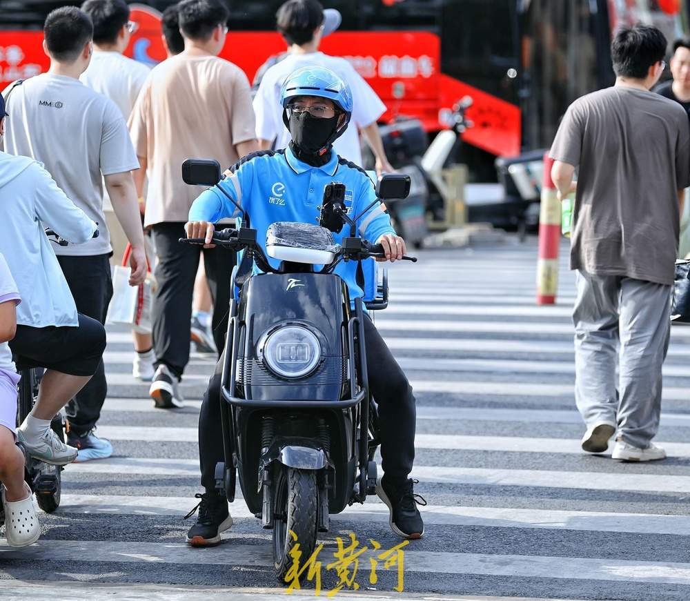高温下，外卖小哥送餐忙