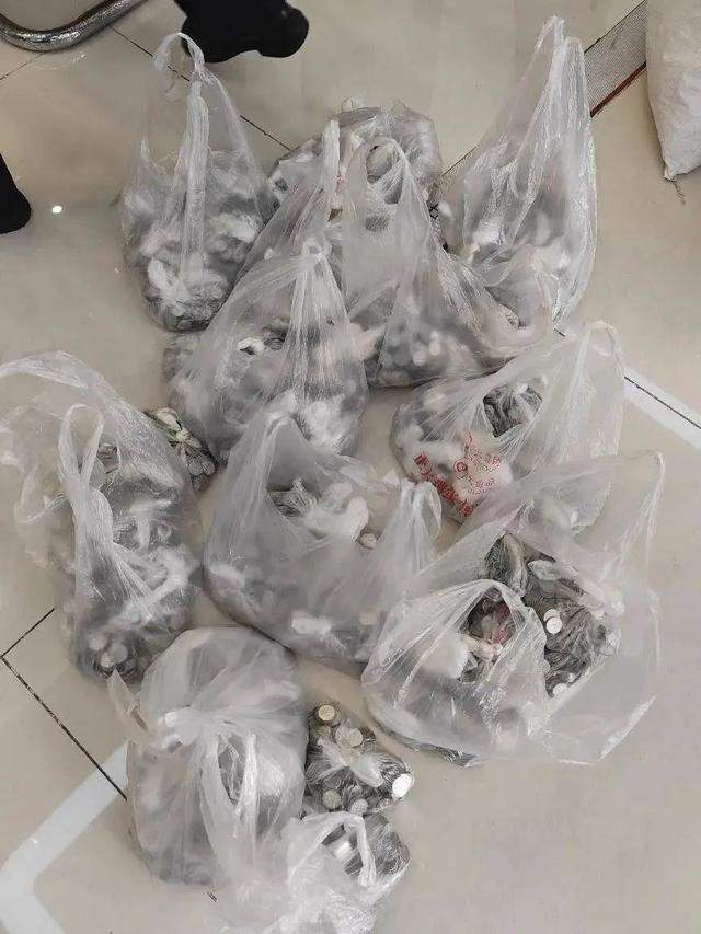 男子提三麻袋硬币偿还一万欠款被罚 因消极对抗执行被罚2000元