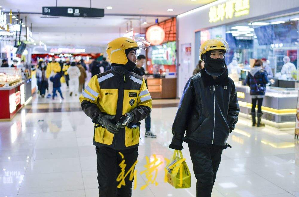 春节“不打烊” 外卖小哥坚守在送单路上