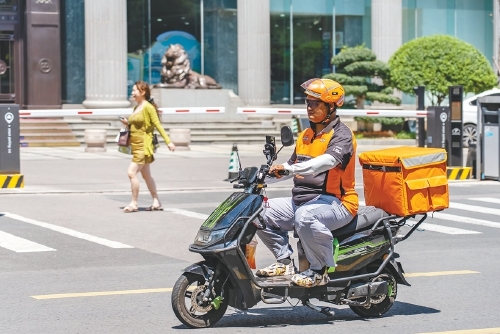 直面高温“烤”验“汗”卫城市运转