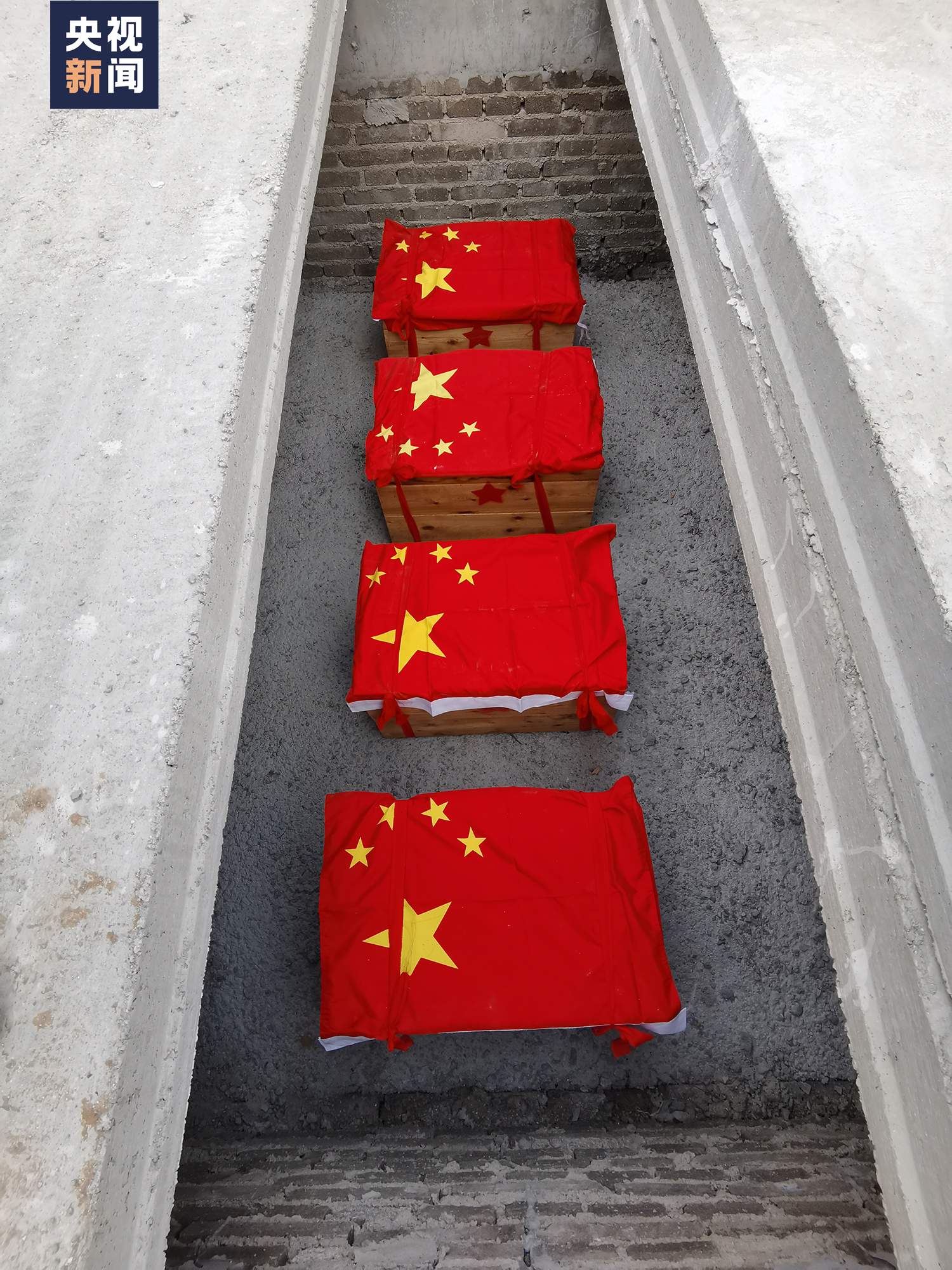 82年了,烈士手中紧紧握着一张照片……她是谁?